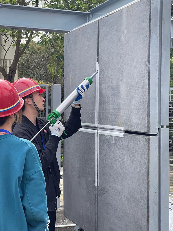 0.6 装配式建筑接缝打胶.jpg